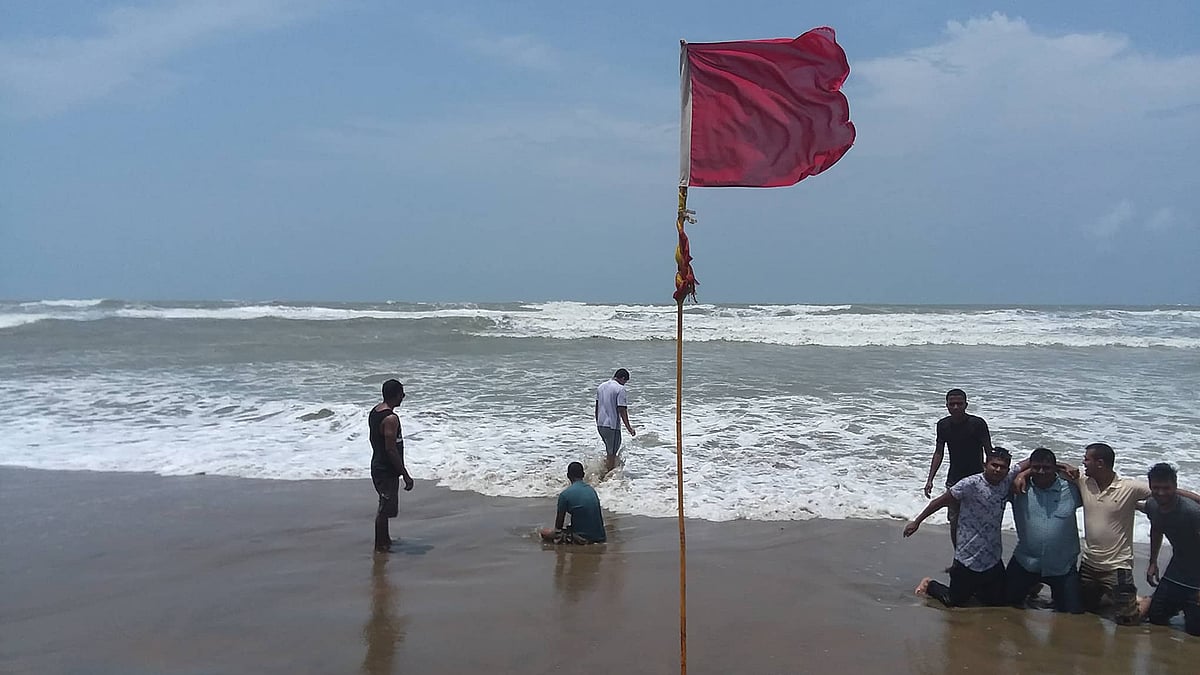ঝোড়ো হাওয়া ও উত্তাল সাগর উপেক্ষা করে সৈকতে ঘুরছেন পর্যটকেরা। ছবি: সাজিদ হোসেন