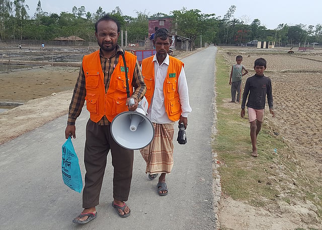 ঘূর্ণিঝড় ফণীর সংকেত ও বিভিন্ন সতর্কতা বিষয়ে মাইকিং করছেন সিপিপির সদস্যরা। ছনুয়া ইউনিয়ন, বাঁশখালী, চট্টগ্রাম। ছবি: হিমেল বড়ুয়া