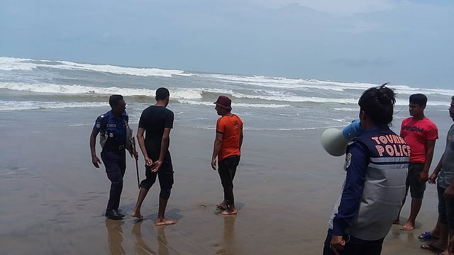 নিরাপদ আশ্রয়ে সরে যেতে বলা হচ্ছে পর্যটকদের। কক্সবাজার সৈকত। ছবি: সাজিদ হোসেন