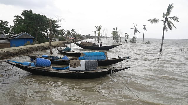 খুলনার উপকূলীয় দাকোপ ও কয়রা অঞ্চলে আবহাওয়া পরিস্থিতির অবনতি হতে শুরু করেছে।
