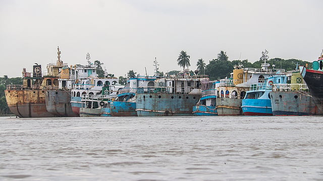 ফণীর আশঙ্কায় ৭ নম্বর সতর্ক সংকেত দেখাতে বলা হয়েছে। তাই মালামাল বহনকারী নৌযান রূপসা নদীর ৫ নম্বর ঘাটে নোঙর করা হয়েছে। ছবি: সাদ্দাম হোসেন