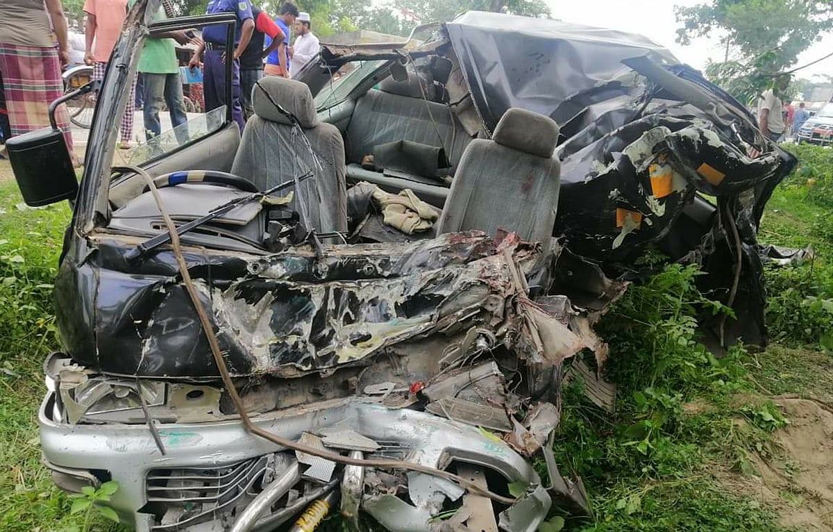বাগেরহাটে দুর্ঘটনার পর দুমড়ে মুচড়ে যায় মাইক্রোবাস। ছবি: প্রথম আলো
