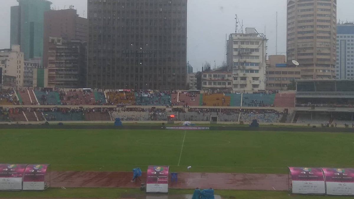 বৃষ্টির পর মাঠের অবস্থা আপাতদৃষ্টিতে স্বাভাবিক মনে হলেও খেলা শুরু করা যায়নি। ছবি: প্রথম আলো
