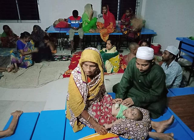 একটি আশ্রয়কেন্দ্রে চর বাংলার মানুষ নিরাপদ আশ্রয় নিয়েছে। চর বিশ্বাস ইউনিয়ন, গলাচিপা, পটুয়াখালী। ছবি: প্রথম আলো