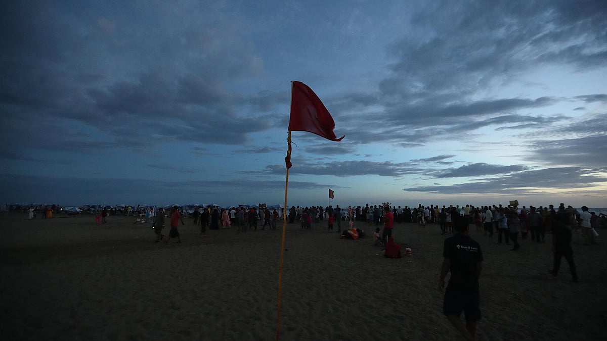 ঘূর্ণিঝড় ফণীর আশঙ্কায় লাল পতাকা উড়িয়ে সতর্কবার্তা। কক্সবাজার সমুদ্রসৈকত। ছবি: সাজিদ হোসেন