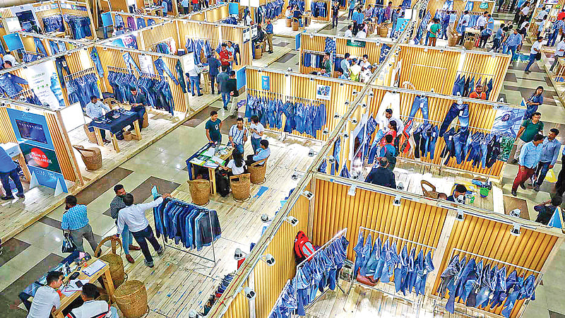 দুই দিনের বাংলাদেশ ডেনিম এক্সপো গতকাল শুরু হয়েছে। উদ্বোধনের পরই নিবন্ধিত দর্শনার্থীরা প্রদর্শনীতে অংশ নেওয়া বিভিন্ন প্রতিষ্ঠানের স্টলে ঢুঁ দেন। রাজধানীর ইন্টারন্যাশনাল কনভেশন সিটি বসুন্ধরায়।  ছবি: প্রথম আলো