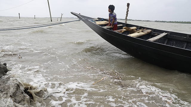 সাগরে নোঙর করা নৌকা। গোবরা, ঘাটাখালী, কয়রা, খুলনা। ছবি: শুভ্র কান্তি দাশ