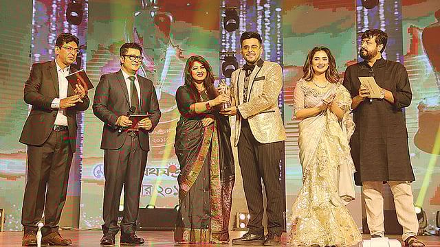 (বাঁ থেকে) চঞ্চল চৌধুরী, ফেরদৌস, মৌসুমী, সিয়াম, নুসরাত ফারিয়া ও ওমর সানী