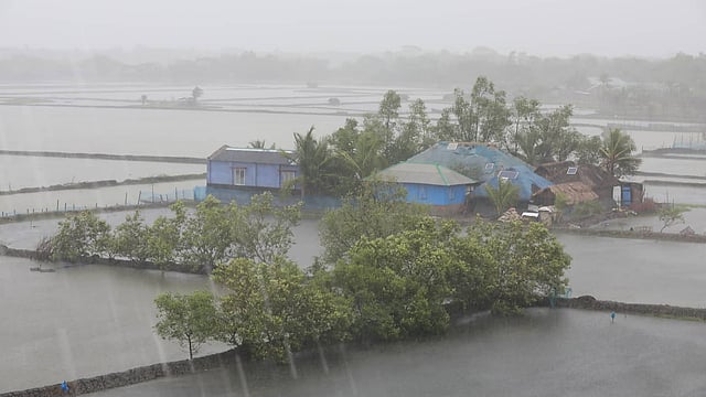 কয়রায় প্রচণ্ড বাতাস বইছে ও বৃষ্টি শুরু হয়েছে। ছবি: শুভ্র কান্তি দাশ।