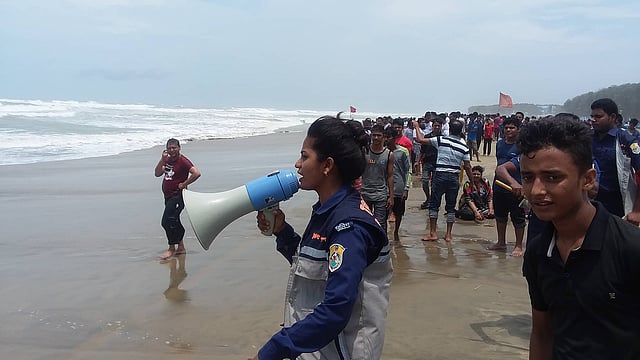পর্যটকদের নিরাপদ আশ্রয়ে ফিরে যেতে মাইকিং। ছবি: সাজিদ হোসেন