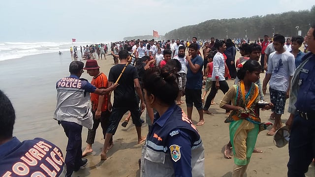 ঘূর্ণিঝড় ফণীর কারণে সাগর উত্তাল। সুগন্ধা সৈকত থেকে পর্যটকদের নিরাপদে সরিয়ে নেওয়ার চেষ্টা করছে ট্যুরিস্ট পুলিশ। ছবি : সাজিদ হোসেন