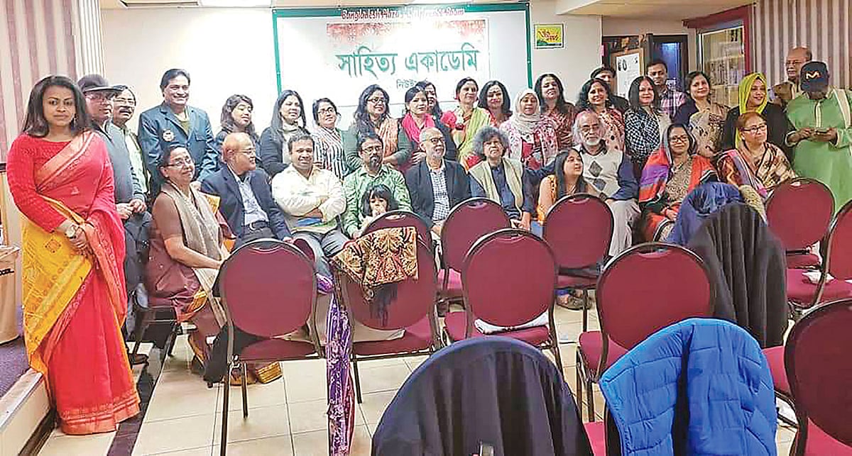 সাহিত্য একাডেমির ১০১তম আসরে অতিথি ও সদস্যরা। পুরো অনুষ্ঠান পরিচালনায় ছিলেন একাডেমির পরিচালক মোশাররফ হোসেন