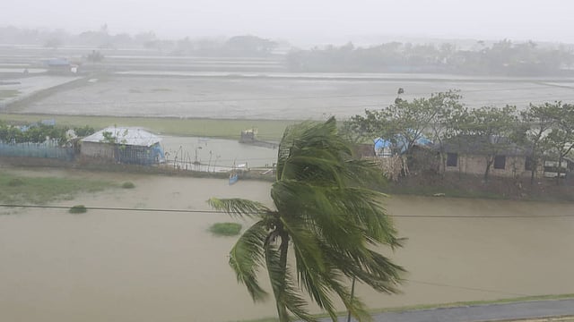 কয়রায় প্রচণ্ড বাতাস বইছে ও বৃষ্টি শুরু হয়েছে। ছবি: শুভ্র কান্তি দাশ।