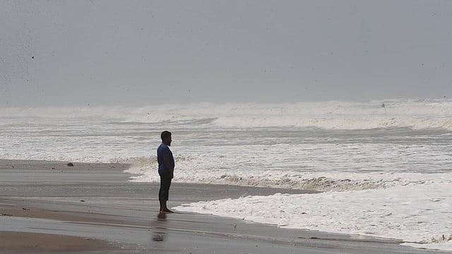 ঘূর্ণিঝড় ফণীর কারণে সমুদ্র উত্তাল রয়েছে। কলাতলি বিচ, কক্সবাজার সমুদ্র সৈকত, কক্সবাজার, ৩ এপ্রিল। ছবি: সাজিদ হোসেন