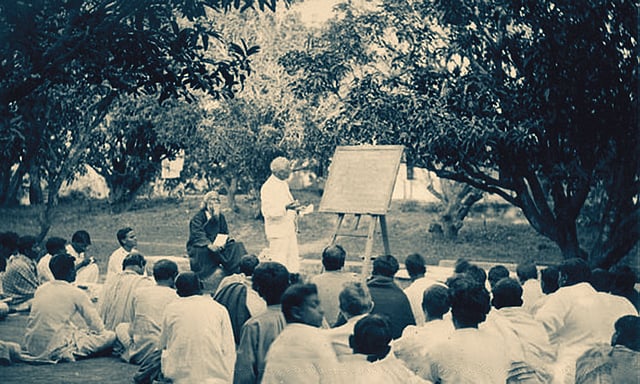 শান্তিনিকেতনের শিক্ষার্থীদের সঙ্গে রবীন্দ্রনাথ ঠাকুর। ছবি: সংগৃহীত