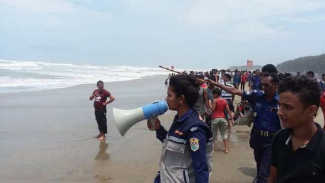 নিরাপদ স্থানে সরে যেতে বলা হচ্ছে পর্যটকদের। কক্সবাজার সৈকত। ছবি: সাজিদ হোসেন