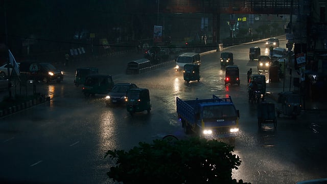 ঘূর্ণিঝড় ফণীর প্রভাবে রাজধানীতে থেমে থেমে ঝোড়ো হাওয়াসহ বৃষ্টি হয়েছে শুক্রবার সারা দিন। ফার্মগেট, ঢাকা, ৩ মে। ছবি: জাহিদুল করিম