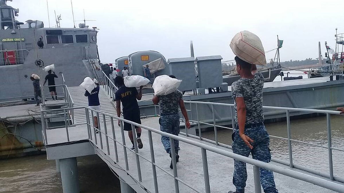 ফণী–পরবর্তী জরুরি ত্রাণ তৎপরতার প্রস্তুতি হিসেবে নৌবাহিনীর জাহাজে ত্রাণ তোলা হচ্ছে। ছবি: আইএসপিআর