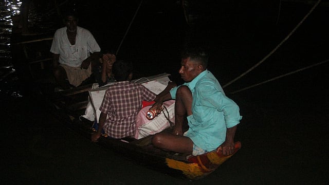 ফণীর আশঙ্কায় আশ্রয়কেন্দ্রে যাচ্ছে বিপদগ্রস্ত মানুষ।