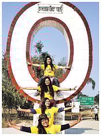 পঞ্চগড়ের বাংলাবান্ধা জিরো পয়েন্টে সাকিয়া–মানসীসহ অন্য ভ্রমণকন্যারা।