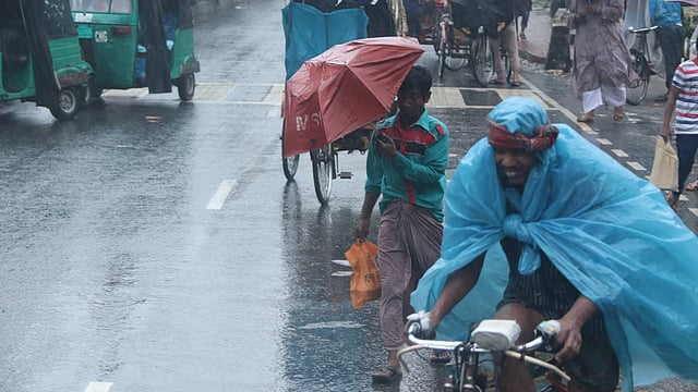 ঘূর্ণিঝড় ফণীর প্রভাবে হওয়া বৃষ্টিতে জনজীবন বিঘ্নিত হচ্ছে। সাতমাথা, বগুড়া, ৪ মে। ছবি: সোয়েল রানা