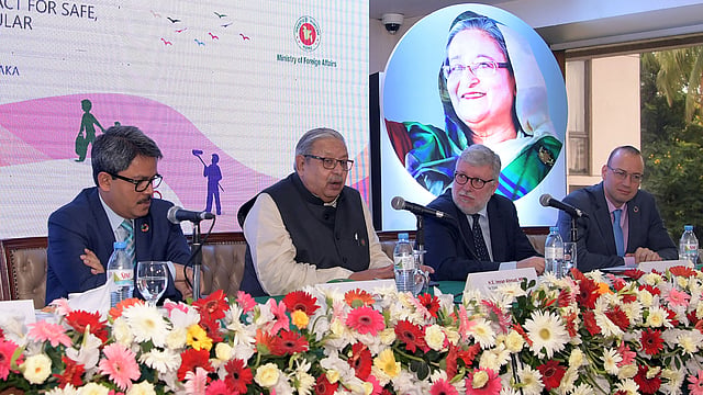 শনিবার সকালে রাজধানীর একটি হোটেলে ‌‌‘রিজিওনাল কনসালটেশন অন দ্য গ্লোবাল কমপ্যাক্ট ফর সেফ, অর্ডারলি অ্যান্ড রেগুলার মাইগ্রেশন’ শীর্ষক অনুষ্ঠানে প্রধান অতিথির বক্তব্য দিচ্ছেন প্রবাসীকল্যাণ ও বৈদেশিক কর্মসংস্থান প্রতিমন্ত্রী ইমরান আহমদ। ছবি: সংগৃহীত