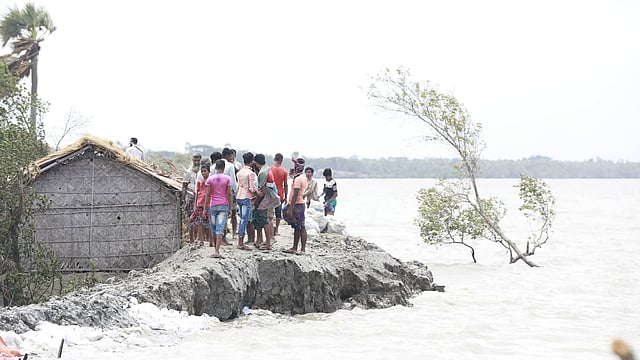 গ্রামবাসীরা বাঁধ মেরামতের কাজ করছেন। ছবি: শুভ্র কান্তি দাশ