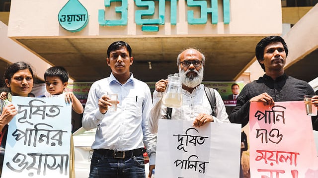 ওয়াসার পানি নিয়ে মিজানুর রহমানের সেই অভিনব প্রতিবাদ। ছবি: দীপু মালাকার