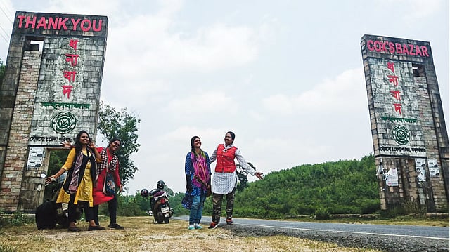 কক্সবাজার জেলাকে বিদায় জানানোর মুহূর্তে। ছবি: সংগৃহীত