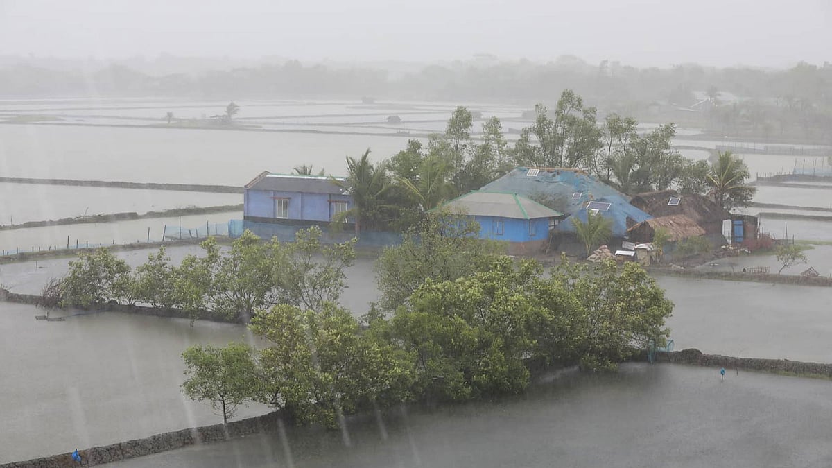 কয়রায় প্রচণ্ড বাতাস বইছে এবং বৃষ্টি শুরু হয়েছে। খুলনা, ৩ মে। ছবি: শুভ্র কান্তি দাশ