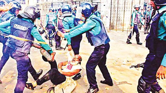 ২০১৭ সালে সুন্দরবন রক্ষার দাবিতে পথে দাঁড়িয়ে পুলিশি নির্যাতনের শিকার হন মিজানুর