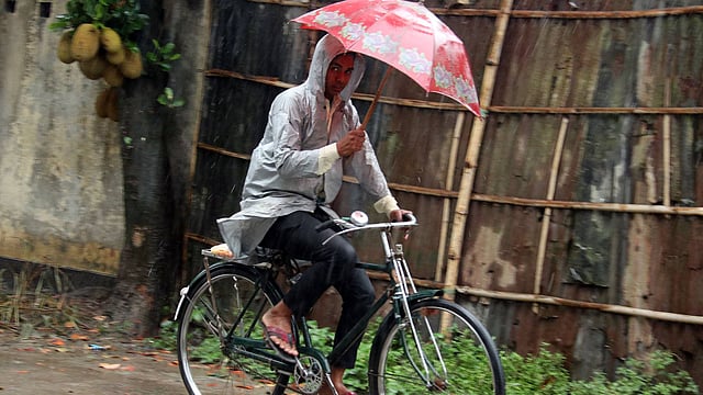 রংপুরে ঘূর্ণিঝড় ফণীর প্রভাবে ভোর থেকেই বৃষ্টি হচ্ছে। কাজ তো আর থেমে থাকে না। তাই বৃষ্টির মধ্যেই সাইকেলে করে ছুটছেন একজন কর্মজীবী। উত্তর কেল্লাবন্দ, রংপুর, ৪ মে। ছবি: মঈনুল ইসলাম