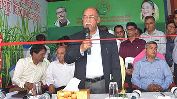 পবিত্র রমজানে ট্রাক করে প্রতি কেজি প্যাকেটজাত চিনি ৬৫ টাকায় বিক্রি করবে বাংলাদেশ চিনি ও খাদ্য শিল্প সংস্থা। মিলগেটে খোলা চিনি বিক্রি হবে ৫০ টাকা দরে। ছবি: বাসস