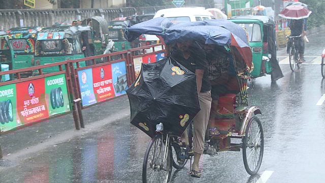 বৃষ্টির সঙ্গে ঝোড়ো হাওয়া। রিকশা চালাতে বেগ পেতে হচ্ছে চালকদের। সাতমাথা, বগুড়া, ৪ মে। ছবি: সোয়েল রানা
