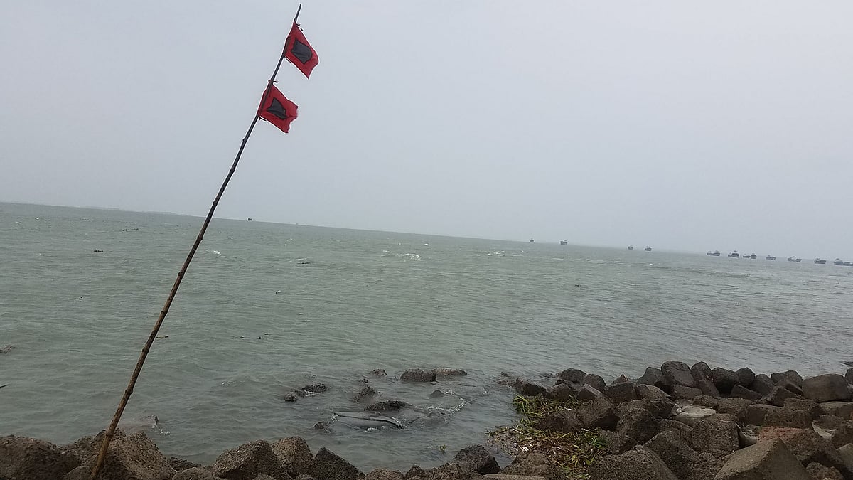চাঁদপুরে মেঘনা নদীতে ঝড়ের প্রভাব। তীরে সতর্কসংকেত দিচ্ছে লাল নিশান। শুক্রবার, বিকেল ৪টা, চাঁদপুর, ৪ মে। ছবি: আলম পলাশ