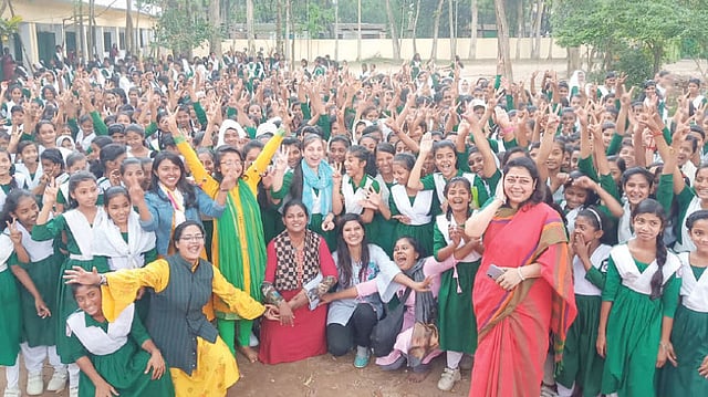 স্কুলপড়ুয়া মেয়েদের কাছে স্বপ্ন বিলানোর মতবিনিময়।