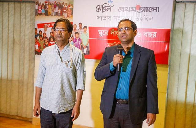 মেরিল-প্রথম আলো সাভার সহায়তা তহবিল ‘ঘুরে দাঁড়ানোর ৬ বছর’ শীর্ষক মতবিনিময় অনুষ্ঠানে বক্তব্য দেন সিপিডির গবেষণা পরিচালক ড. খন্দকার গোলাম মোয়াজ্জেম। পাশে প্রথম আলোর ব্যবস্থাপনা সম্পাদক সাজ্জাদ শরিফ। সিএ ভবন, কারওয়ান বাজার, ৪ মে। ছবি: দীপু মালাকার