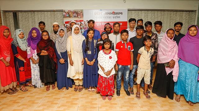 মেরিল–প্রথম আলো সাভার সহায়তা তহবিল ‘ঘুরে দাঁড়ানোর ৬ বছর’ শীর্ষক মতবিনিময় অনুষ্ঠানে বৃত্তিপ্রাপ্ত শিক্ষার্থীরা ও অনুদান প্রাপ্ত আহত শ্রমিকেরা। সিএ ভবন, কারওয়ান বাজার, ৪ মে। ছবি: দীপু মালাকার