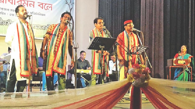 রাধারমণ দত্তের ১৮৬তম জন্মজয়ন্তী উপলক্ষে আয়োজিত সংগীতানুষ্ঠানে গাইছেন শিল্পীরা। গত শুক্রবার সন্ধ্যায় মৌলভীবাজার সরকারি কলেজ মিলনায়তনে। ছবি: প্রথম আলো
