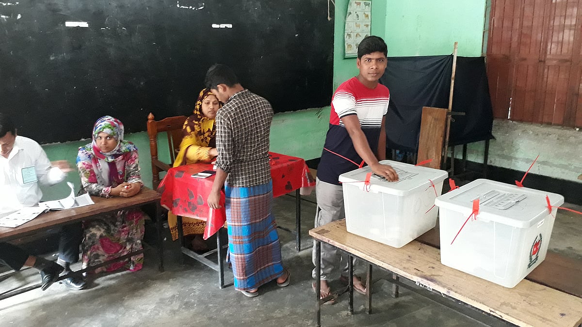 জলঢাকা উপজেলা পরিষদের চেয়ারম্যান পদের স্থগিত থাকা নির্বাচনে ভোট চলছে। ছবি: প্রথম আলো