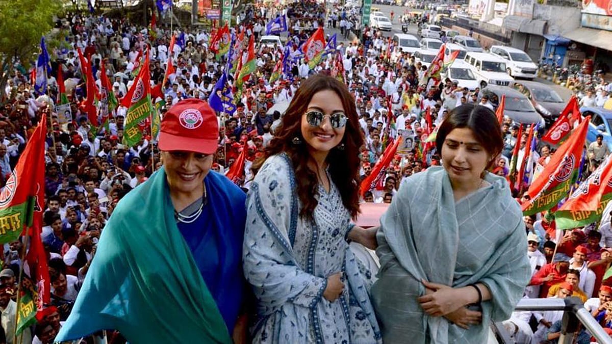 মা পুনম সিনহার (বাঁয়ে) নির্বাচনী প্রচারণায় সোনাক্ষী সিনহা