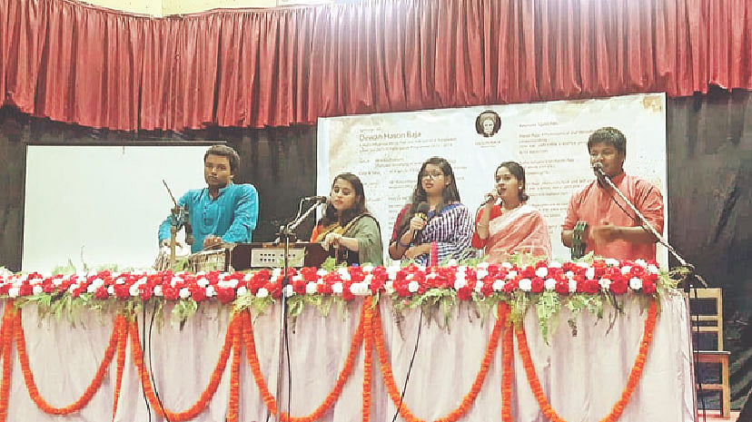 মরমিসাধক হাসন রাজাকে নিয়ে আয়োজিত সেমিনারে গান পরিবেশন করছেন সাংস্কৃতিক সংগঠন ‘শিকড়’–এর শিল্পীরা। গতকাল সিলেটের শাহজালাল বিজ্ঞান ও প্রযুক্তি বিশ্ববিদ্যালয়ে। প্রথম আলো