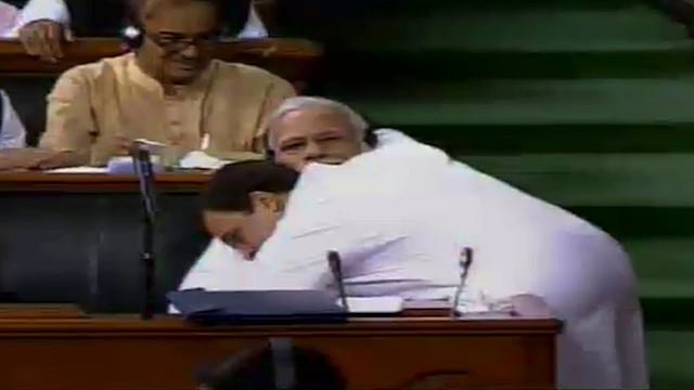 পার্লামেন্টের অধিবেশন কক্ষে নরেন্দ্র মোদিকে আলিঙ্গন করে আলোচনার জন্ম দিয়েছিলেন রাহুল গান্ধী। টুইটার থেকে নেওয়া