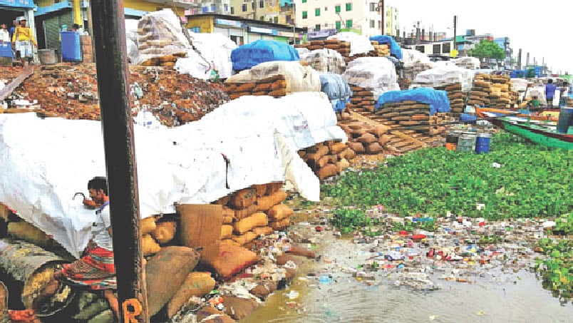 দুই দিন ধরে বৃষ্টিতে ভিজছে ভৈরব মোকামে মজুত থাকা প্রায় ৩০ হাজার মণ ধান। প্রথম আলো