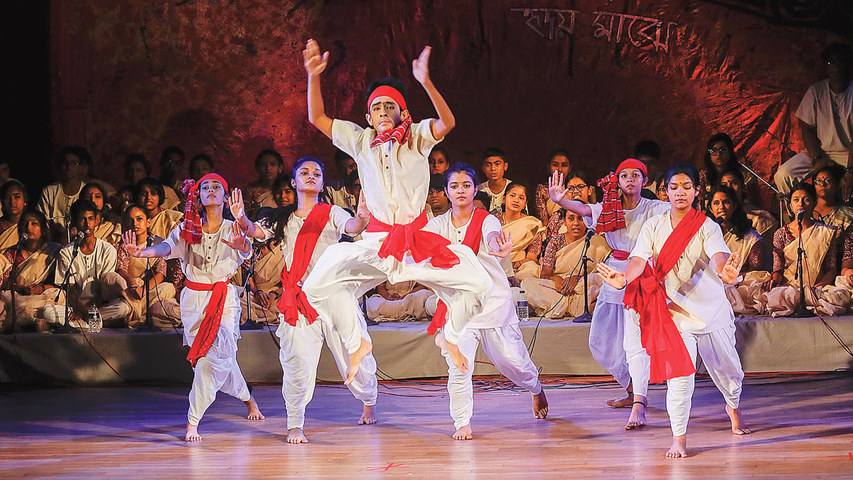 ওয়াহিদুল হকের জন্মদিন উপলক্ষে আয়োজিত উৎসবে নৃত্য পরিবেশন করছে নালন্দার শিক্ষার্থীরা