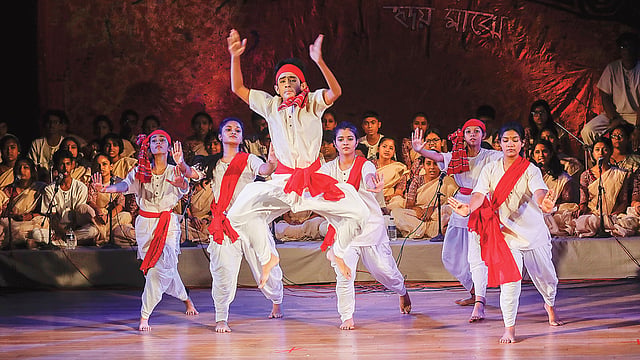 ওয়াহিদুল হকের জন্মদিন উপলক্ষে আয়োজিত উৎসবে নৃত্য পরিবেশন করছে নালন্দার শিক্ষার্থীরা