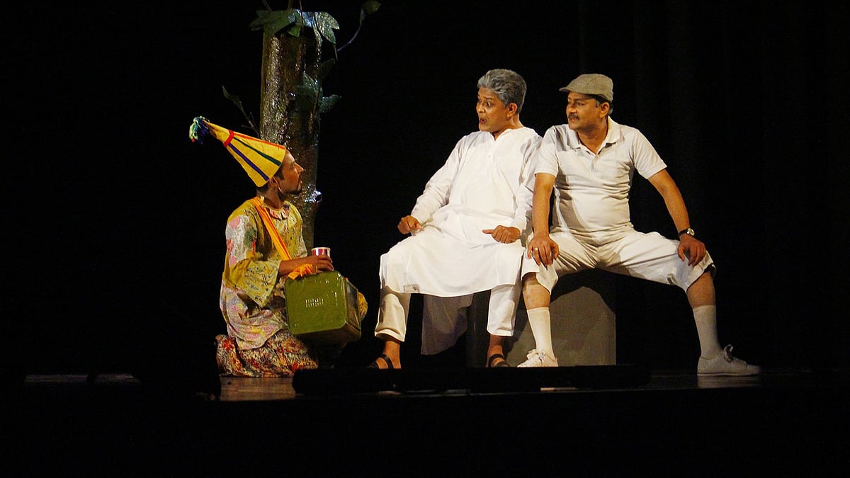 নাট্যমেলায় শনিবার মঞ্চস্থ ‘টু ইডিয়টস’ নাটকের একটি দৃশ্য