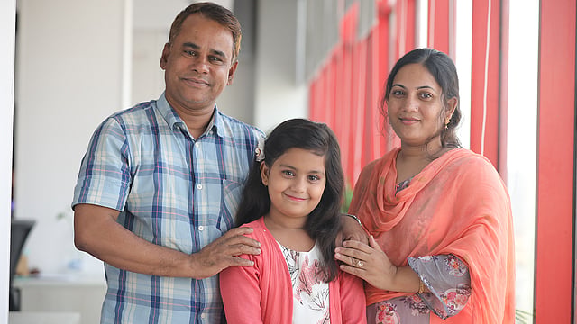 বাবা-মায়ের সঙ্গে লিউনা তাসনিম সাম্য। কারওয়ান বাজার, ঢাকা, ৬ মে। ছবি: আবদুস সালাম