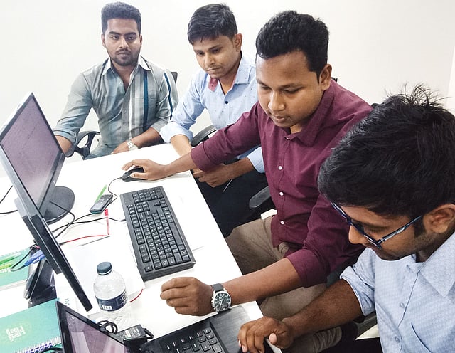 কর্মীদের কাজ বুঝিয়ে দিচ্ছেন মো. শাহজালাল। ছবি: স্মার্ট সময়