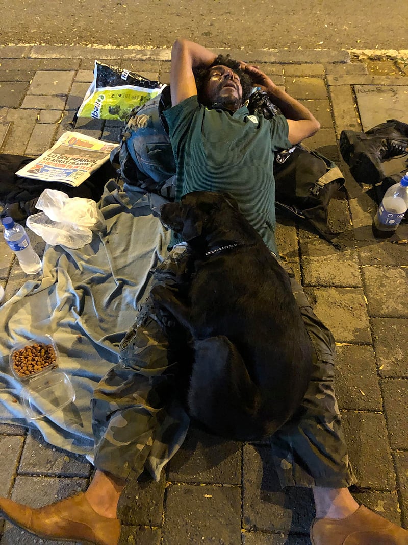 ভেনেজুয়েলা থেকে কলম্বিয়ায় এসে অনেকেই এভাবে রাস্তায় রাত কাটায়। ছবি: সংগৃহীত